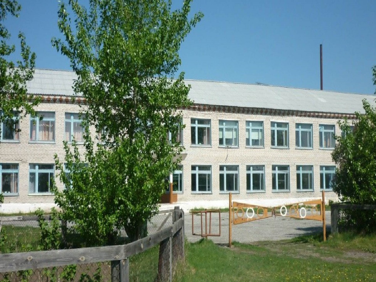 Здание школы с центрального входа